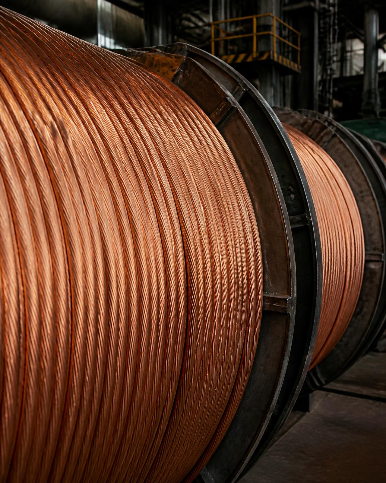 Bobinas industriais de condutores de cobre nu em linha de fabricação de cabos elétricos